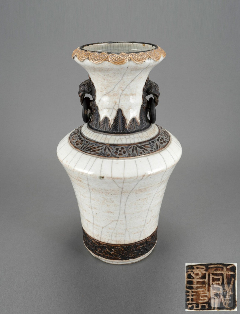    清 仿哥釉鐵鏽花獸耳銜環尊（仿成化）